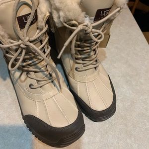 UGG Adirondack II winter boots - *like new* w box - size 9